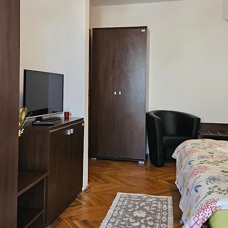 Apartment Zarnesti City Centre Vmp Free Parking Екстер'єр фото