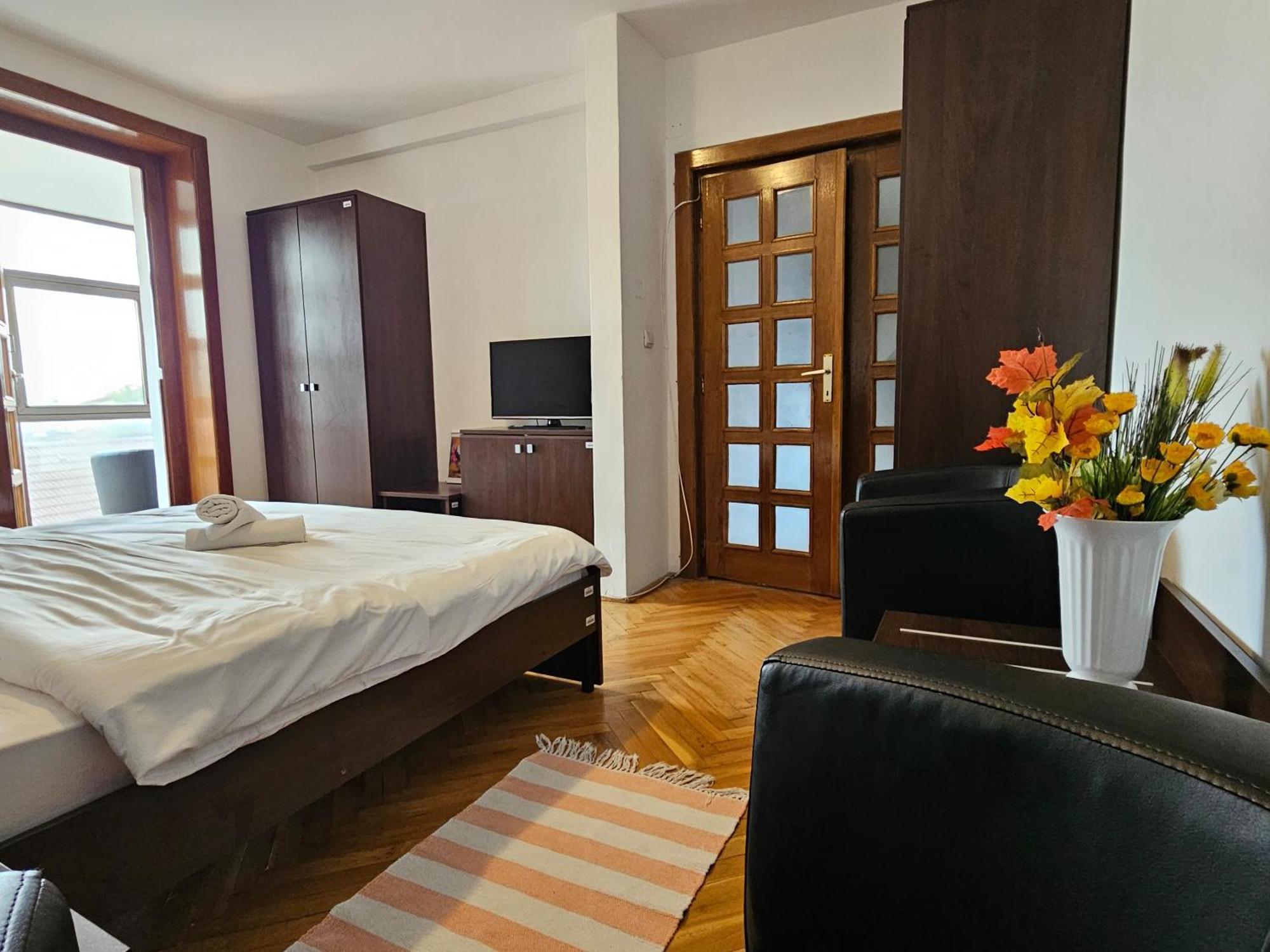 Apartment Zarnesti City Centre Vmp Free Parking Екстер'єр фото